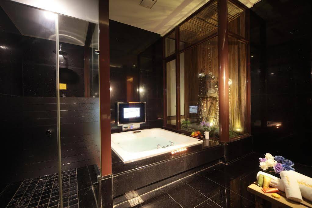 Wehome Motel Tainan Bagian luar foto