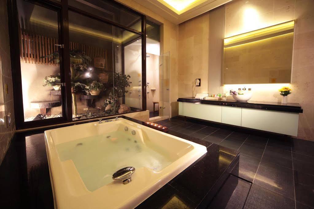 Wehome Motel Tainan Bagian luar foto