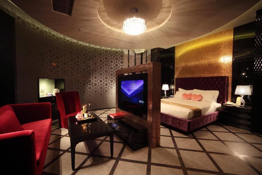 Wehome Motel Tainan Bagian luar foto