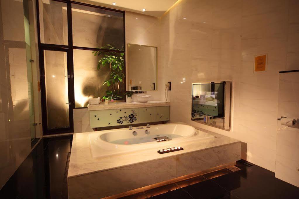Wehome Motel Tainan Bagian luar foto