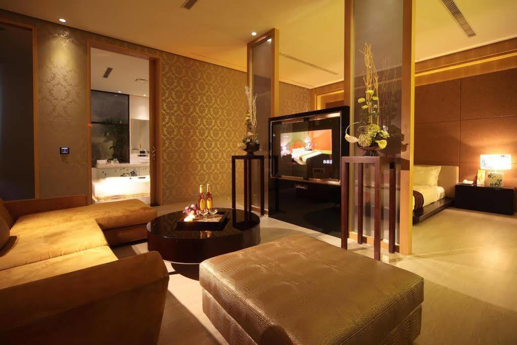 Wehome Motel Tainan Bagian luar foto