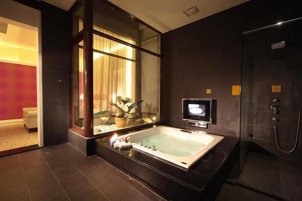 Wehome Motel Tainan Bagian luar foto